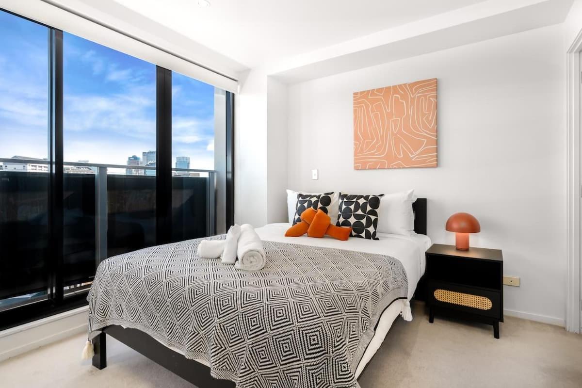 The Heart Of Living With Incredible & Skytower View Nearby Queen St *